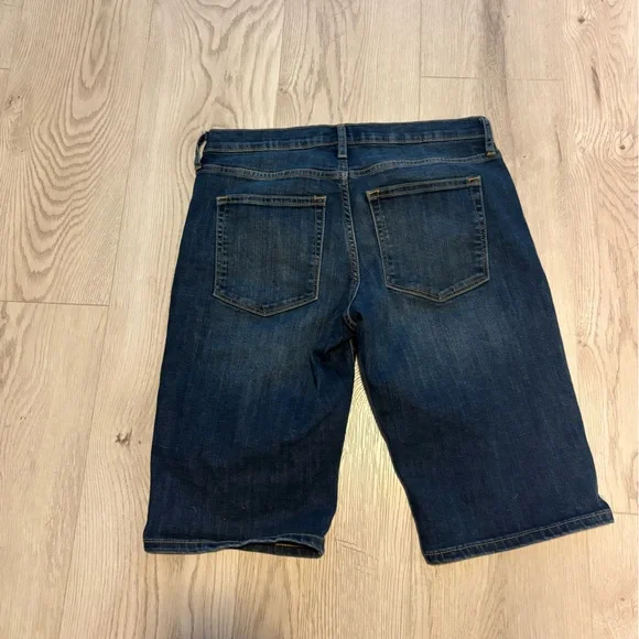 BANANA REPUBLIC 28/6 medium Wash Bermuda shorts Jeans EUC - Picture 3 of 6